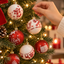 6’lı Kırmızı Beyaz Yılbaşı Topu Seti – Geyik, Yıldız, Kar Tanesi ve Hediye Desenli Noel Ağacı Süsleri