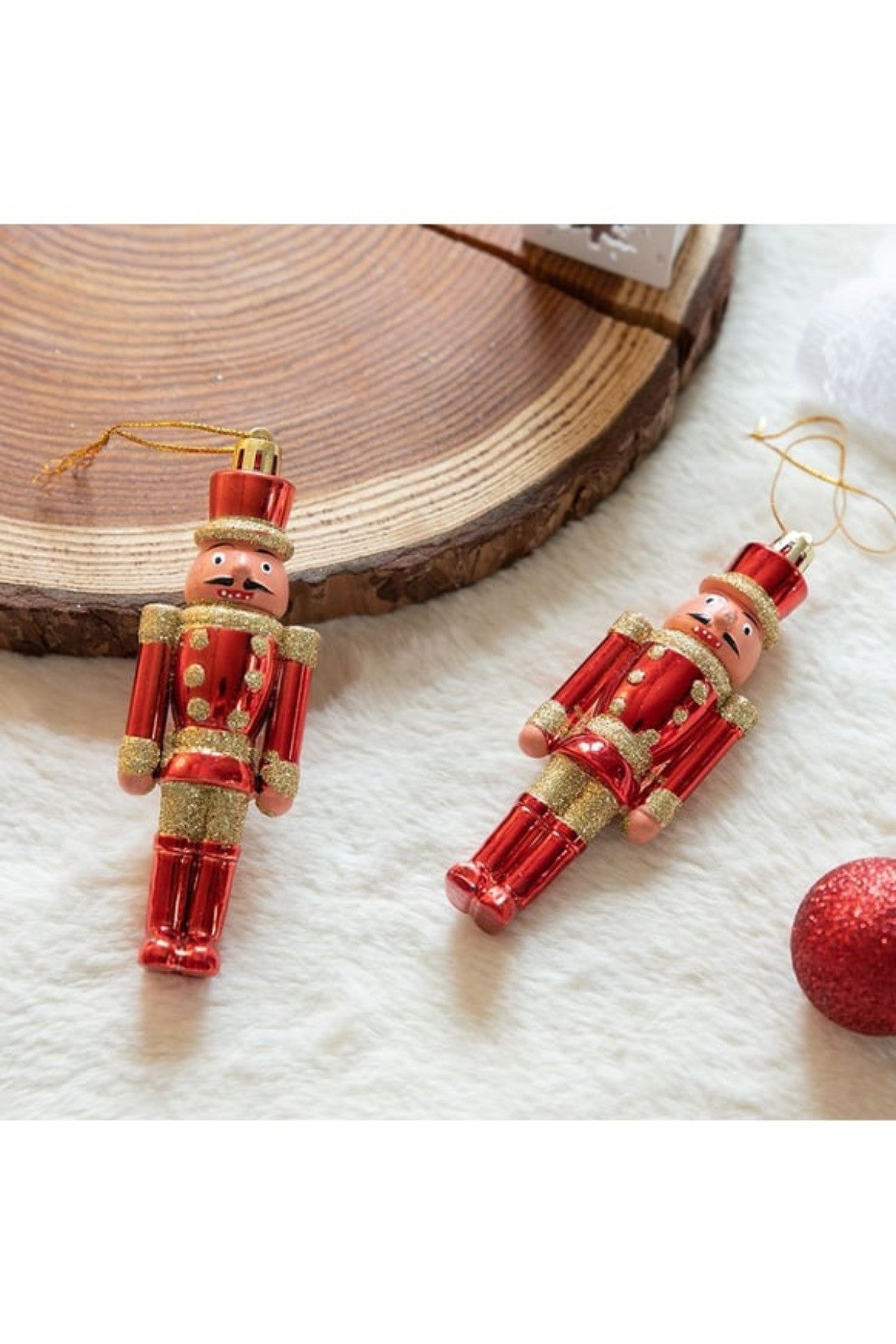 4 Adet Fındıkkıran Noel Ağacı Süsü – Kırmızı Simli ve Parlak Dekoratif Yılbaşı Figürü