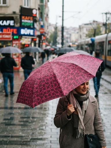 Coach Tasarımlı Pembe-Bordo Desenli Katlanabilir Rüzgar Dirençli Mini Cep Şemsiyesi, Kompakt ve Hafif Günlük Kullanım Şemsiyesi